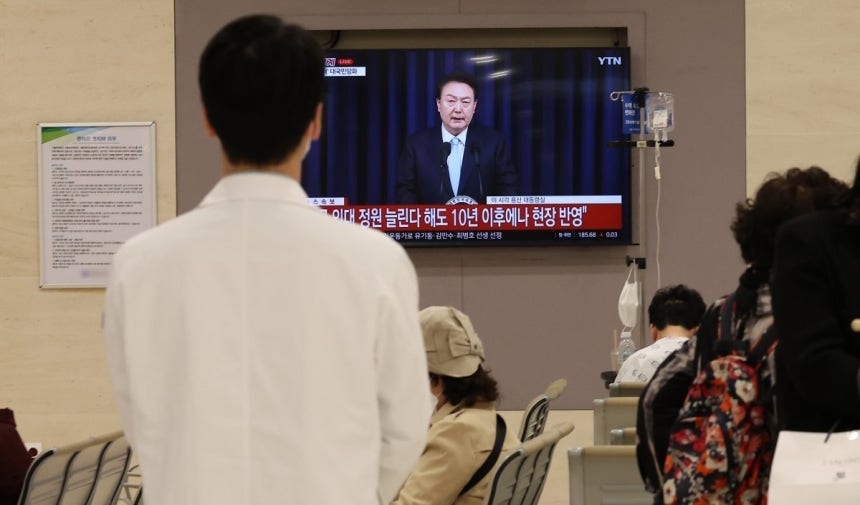 1일 서울 한 대학병원에서 의료진과 대기중인 환자들이 윤석열 대통령의 ‘의대 개혁’ 관련 대국민 담화 발표를 시청하고 있다. 2024.4.1 뉴스1
