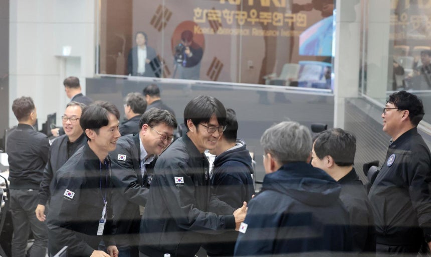 27일 새벽 전남 고흥군 나로우주센터 발사지휘센터에서 직원들이 누리호가 성공적으로 발사되자 기뻐하며 인사를 나누고 있다. 민간 기업인 한화에어로스페이스가 발사체 제작 전 과정을 주