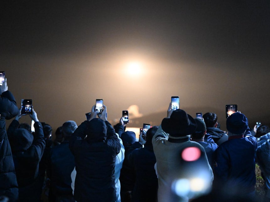 27일 오전 전남 고흥군 우주발사전망대에서 누리호 4차 발사 장면을 직접 보기 위해 나온 시민들이 발사 순간을 휴대전화로 촬영하고 있다. 고흥=뉴시스