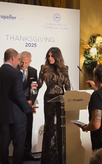 주그리스 미국대사인 킴벌리 길포일이 외교 행사에서 시스루 드레스를 착용한 모습. 인스타그램 갈무리 @elegantview.gr