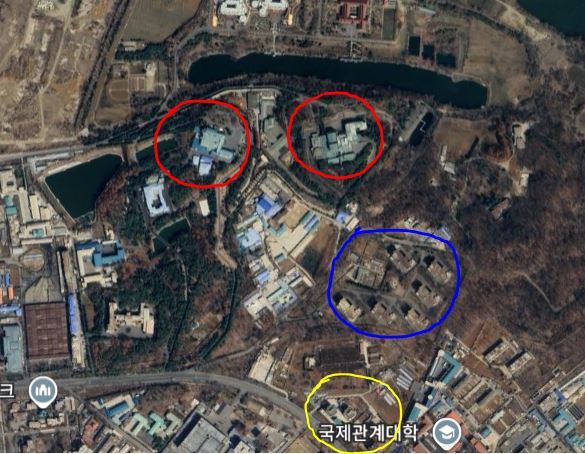 은덕촌 주변 위성사진. 빨간 동그라미 두 개는 김정일이 자주 파티를 열던 문수초대소이며 파란 동그라미가 은덕촌이다. 노란 동그라미는 도태촌이다. 김정일은 주변에 사는 고위급 인물들을 문수초대소로 불러 수시로 난잡한 