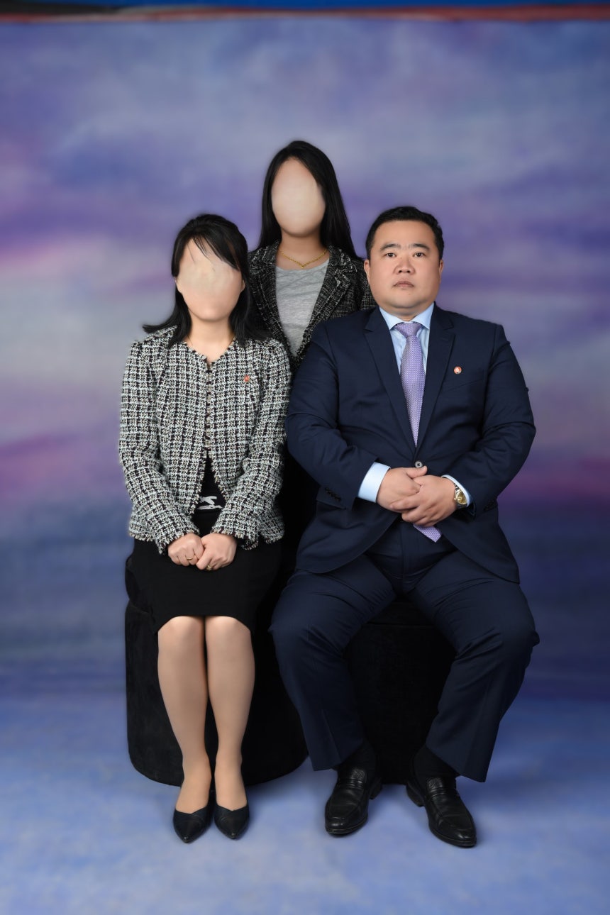 탈북 1년 전에 찍은 류현우 전 대사(앞줄 오른쪽) 가족 사진. 류현우 전 대사 제공