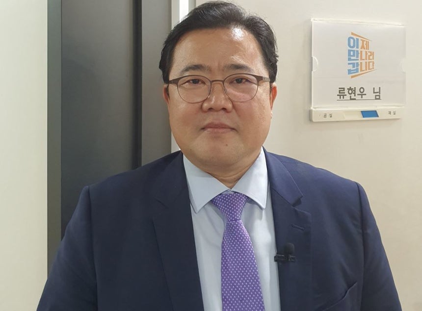 채널A 북한 관련 프로그램 ‘이제 만나러 갑니다’ 출연을 앞두고 대기실 앞에 선 류현우 전 대사. 류현우 전 대사 제공