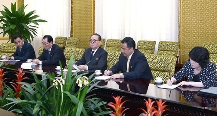 2016년 오만 외무성 부상 방북 때 류 전 대사(오른쪽에서 두 번째)가 리수용 북한 외무상(가운데)의 통역을 하고 있다. 류현우 전 대사 제공.