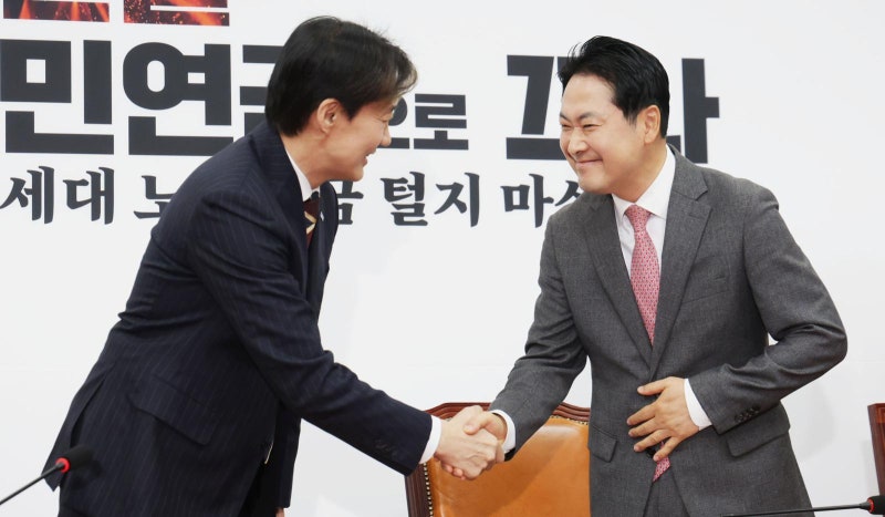 장동혁 만난 <b>조국</b> “尹 일당과 확실한 <b>절연</b> 선언해달라”