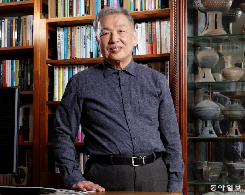 그릇을 모아둔 경기 용인시 자택의 진열장 앞에 선 이재열 경북대 명예교수. 이 교수는 “음식 문화를 제대로 얘기하려면 맛뿐 아니라 음식의 보관과 온도 유지 등에 필수적인 그릇까지도