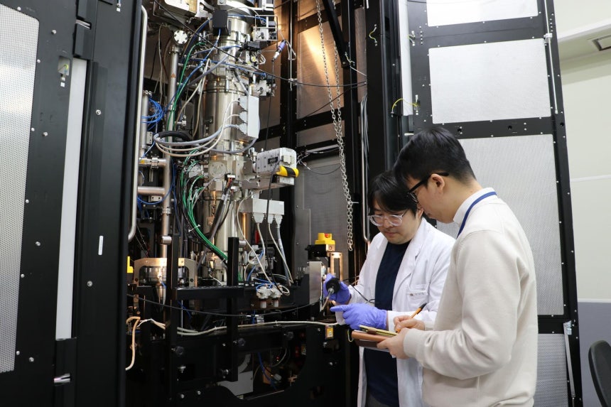 차세대융합기술연구원 ‘경기도반도체기술센터’에 상주하고 있는 연구원이 수차 보정 투과전자현미경(TEM)을 통해 민간기업에서 의뢰한 반도체 박막 분석(웨이퍼에 얇은 막을 입히는 공정)