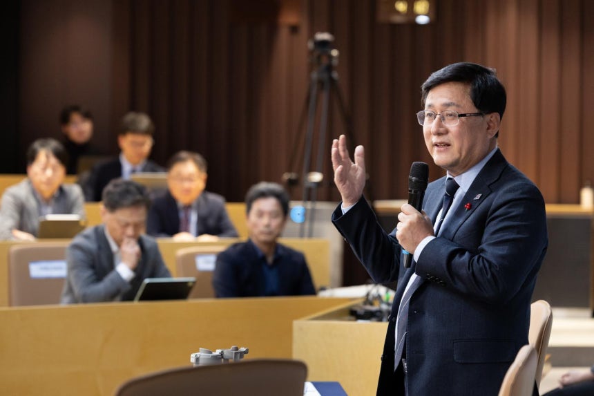 지난달 26일 서울 영등포구 여의도에서 열린 녹색금융 타운홀 미팅에 참석한 김성환 기후에너지환경부 장관이 국가 온실가스 감축목표(NDC) 달성과 녹색 전환(K-GX) 촉진을 위한 