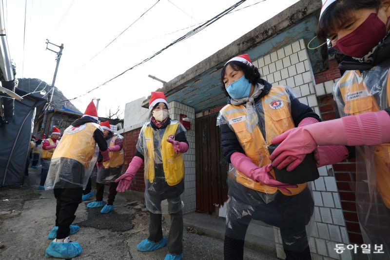 “올겨울 따뜻하게 보내세요” 취약층에 연탄 배달
