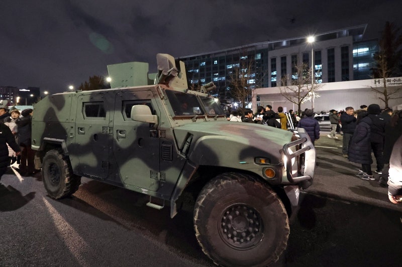 계엄군 장교 “국회 진입 명령 안따르려 생수 사는 등 시간 끌어”