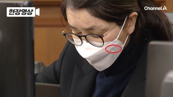 김건희 여사 결심 공판 법정에 마스크 거꾸로 쓰고 등장