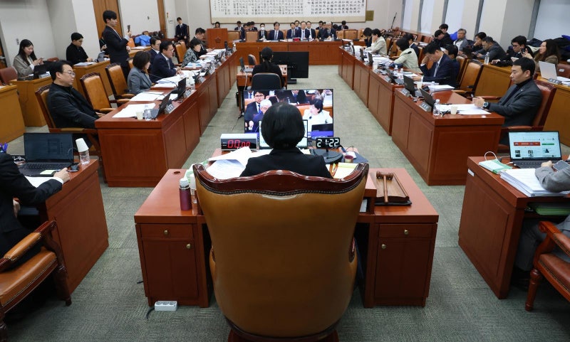 與, <b>내란</b><b>재판부</b>-법왜곡죄 신설법 법사위 일방처리