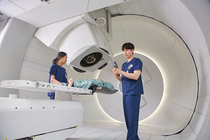 국립암센터는 2007년 국내 최초로 양성자 치료기를 도입해 지금까지 11만7841건의 양성자 치료를 시행했다. 2027년엔 최신 기술이 적용된 국내 최고 수준의 차세대 신형 양성자