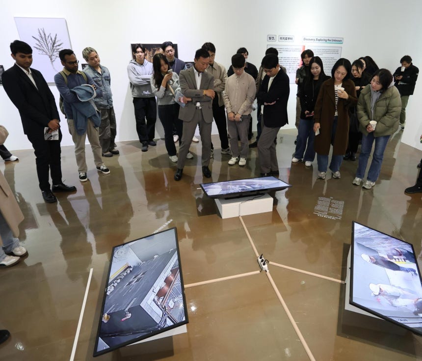 기초과학연구원은 과학과 예술 융복합 전시회인 ‘과학 속 예술’을 연다고 3일 밝혔다. 전시회는 연구원 과학문화센터에서 2026년 7월 31일까지 열리며 무료로 관람할 수 있다. 사