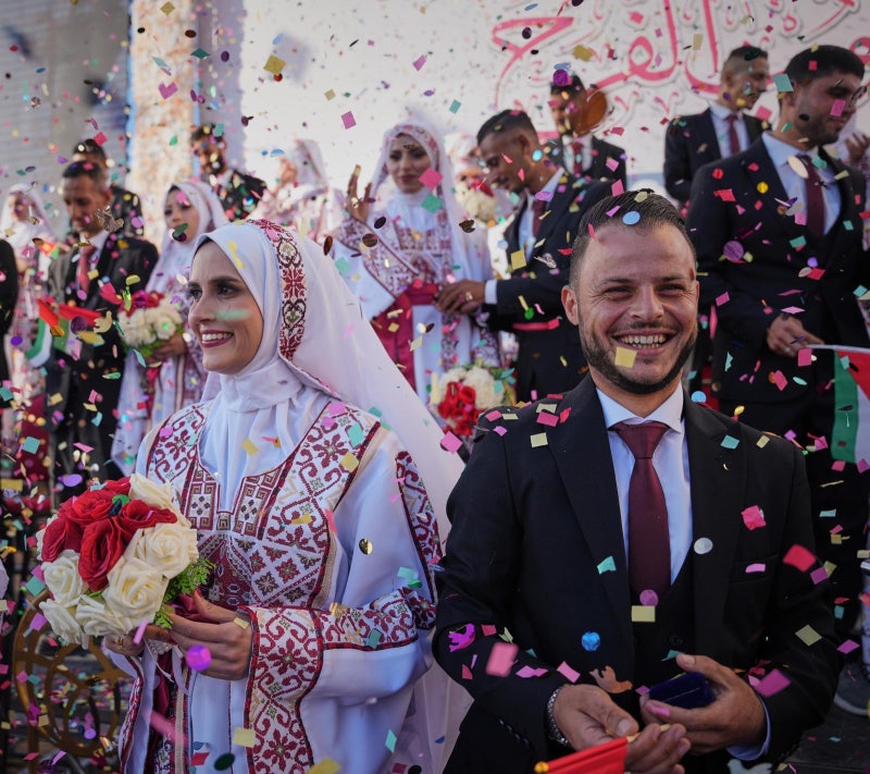 가자 폐허 속 ‘피어난 사랑’