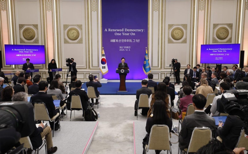 이재명 대통령이 비상계엄 1년을 맞은 3일 서울 청와대 영빈관에서 외신 기자회견을 하기 위해 입장하고 있다. 2025.12.3 대통령실사진기자단