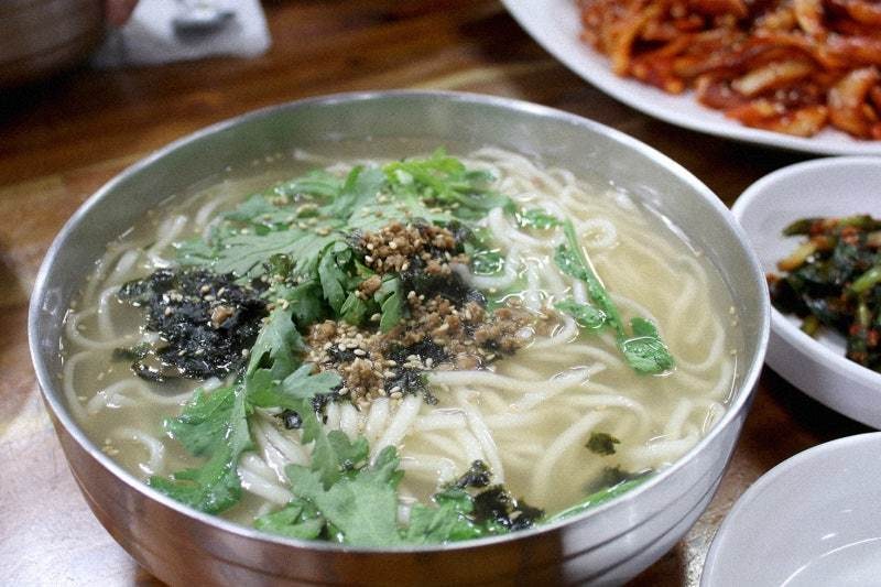 국물 한 모금에 수육 한 점… ‘칼국수 도시’서 누리는 호사[김도언의 너희가 노포를 아느냐]