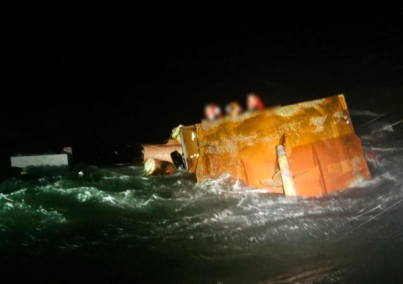 충남 태안 앞바다서 7명 탄 어선 전복, 1명 심정지-3명 실종… 밤샘 구조작업