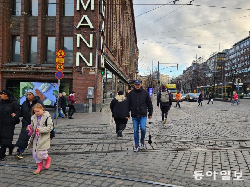 지난달 4일 핀란드 수도 헬싱키 알렉산테린카투 거리. 중심 상점가인 이곳은 보행자와 택시 등만 다닐 수 있고, 제한속도 시속 20㎞가 적용된다. 수도권 인구까지 150만 명이 오가는 헬싱키는 이런 보행자 중심 정책