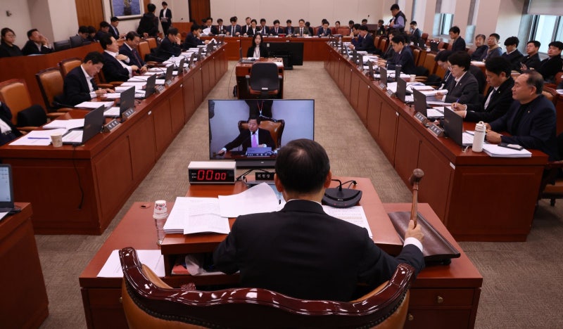 끝내 빠진 ‘주52시간 근무 예외’… 반쪽짜리 반도체법 �산자위 통과