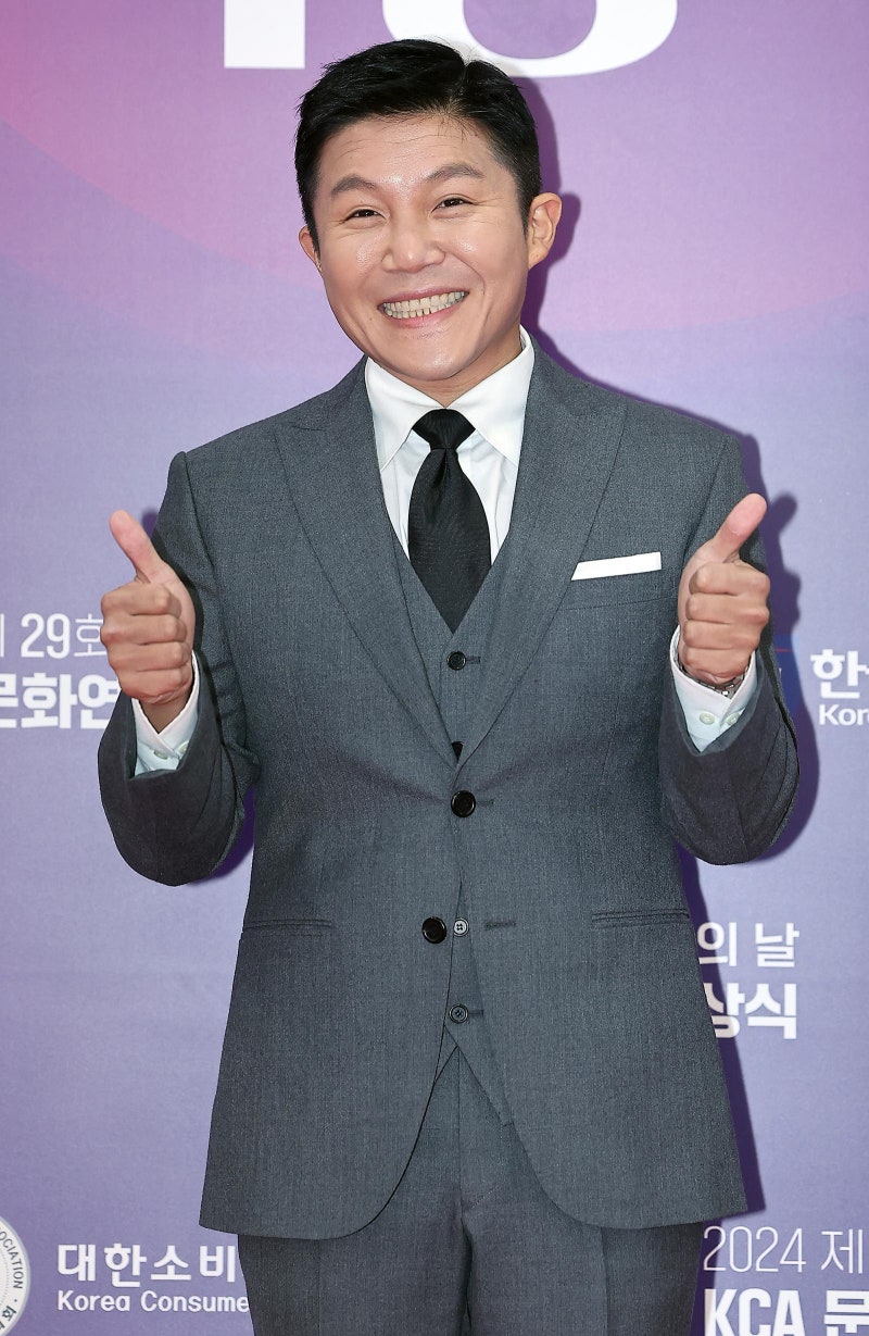 <b>조세호</b>, ‘<b>조폭</b> 고가 선물 수수설’ 부인…소속사 “허위사실 법적대응...