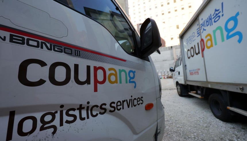 쿠팡 대규모 개인정보 유출 사태로 논란이 이어지는 4일 서울 시내 한 차고지에 쿠팡 배송 차량이 주차돼 있다. 2025.12.04. 뉴시스