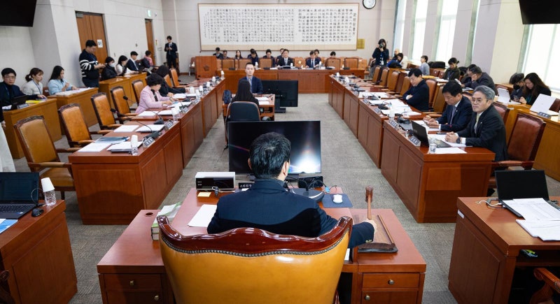 與, 헌재법 개정 추진에… 野 “내란재판부 위헌 가능성 스스로 인정”