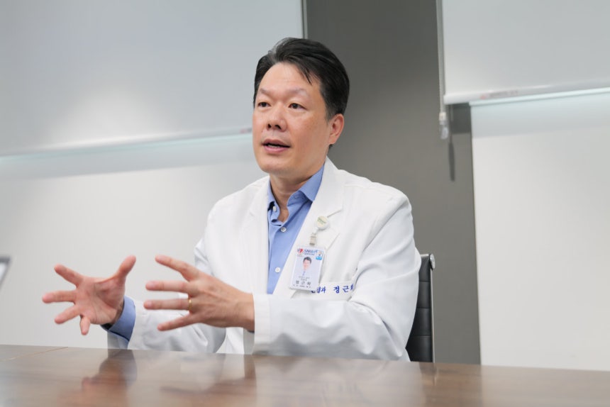 정근화 서울대병원 신경과 교수는 뇌졸중이 발생했을 때 전조 증세를 알아차리고 신속하게 병원으로 옮기는 것이 생존율을 높이고 후유증을 없애는 최선의 방법이라고 강조했다. 전조 증세의