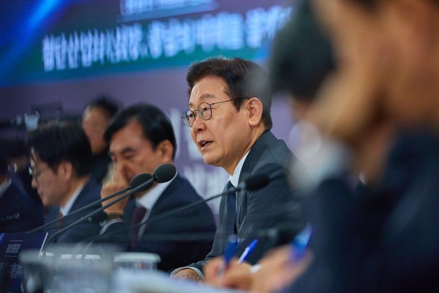 이재명 대통령이 5일 충남 천안시 한국기술교육대학교 담헌홀에서 열린 ‘첨단산업의 심장, 충남의 미래를 설계하다’ 타운홀 미팅에서 모두발언을 하고 있다. 2025.12.5 대통령실 