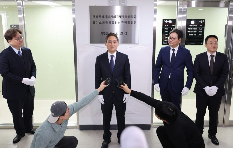 ‘관봉권-<b>쿠팡</b>외압’ <b>특검</b> 현판식…“똑같이 중요, 실체 밝힐 것”