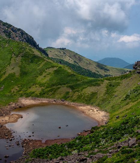 중국과 북한의 국경에 위치한 백두산 천지. 이창열 연세대 교수 연구팀은 백두산과 한라산 등 동북아 판 내부 화산이 지하 410km에서 올라오는 ‘맨틀 비’로 형성됐을 가능성을 수치