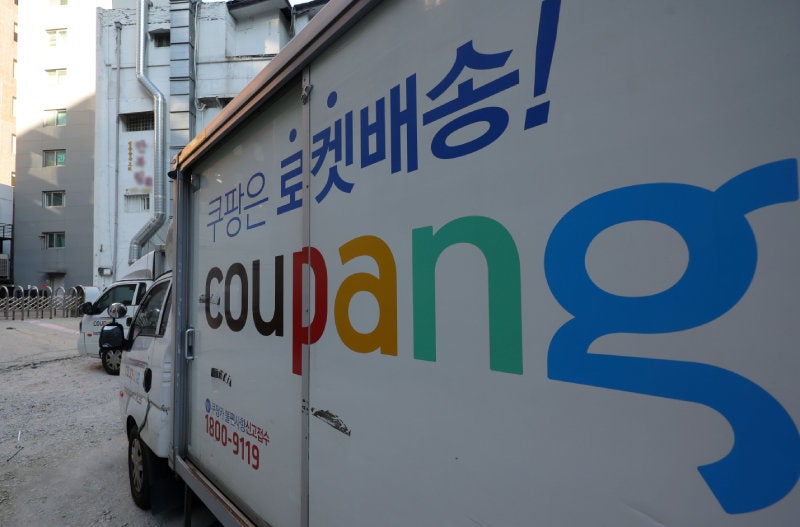 쿠팡 대규모 개인정보 유출 사태로 논란이 이어지는 서울 시내 한 차고지에 쿠팡 배송 차량이 주차돼 있다. [서울=뉴시스]