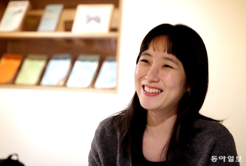 지리산 아래 초등학교를 다니며 학창 시절 내내 산을 올랐다는 함윤이 작가. “덕분에 하루 종일 걷는 것 자체가 제겐 익숙한 행위가 됐다”고 했다. 변영욱 기자 cut@donga.c