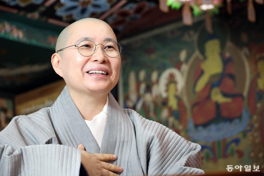 원영 스님은 “우리는 원하는 것을 이루지 못해 괴로워하기보다, 원하는 그 마음을 내려놓지 못해 고통스러운 경우가 더 많다”고 말했다.  전영한 기자 scoopjyh@donga.co