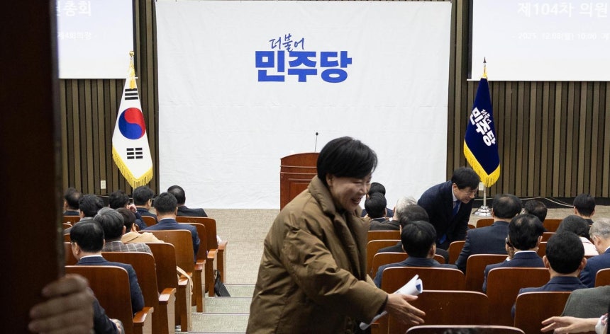 민주당 비공개 의총 더불어민주당 의원들이 8일 서울 여의도 국회에서 열린 비공개 의원총회에 참석하고 있다. 김현정 원내대변인은 의총 후 기자들과 만나 법왜곡죄 등 사법개혁안과 내란