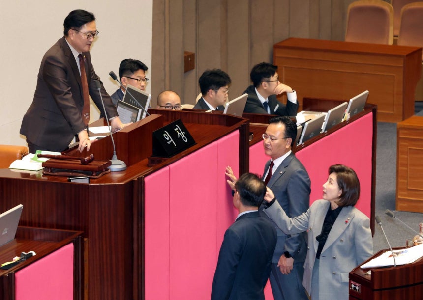 우원식 국회의장이 9일 서울 여의도 국회에서 열린 제429회국회(정기회) 제16차 본회의에서 가맹사업거래의 공정화에 관한 법률 일부개정법률안에 대한 무제한 토론을 하는 나경원 국민의힘 의원과 대화를 하고 있다. 뉴시