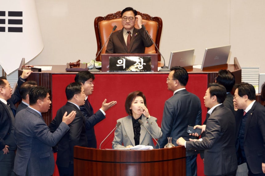 나경원 국민의힘 의원이 9일 서울 여의도 국회에서 열린 제429회국회(정기회) 제16차 본회의에서 가맹사업거래의 공정화에 관한 법률 일부개정법률안에 대한 필리버스터를 하던 중 의제와는 관련없는 발언을 이어가며 물을