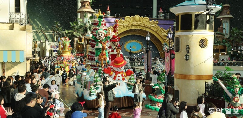 롯데월드서 “해피 크리스마스”