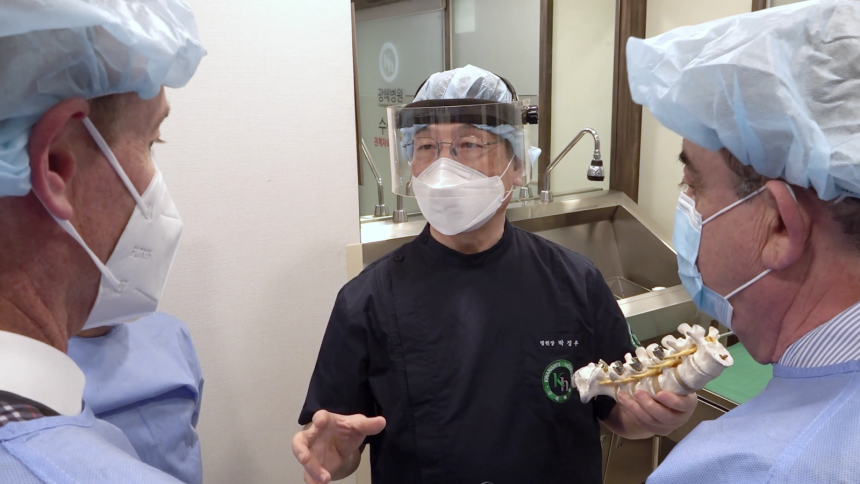 해외 의료진에게 추간공확장술 치료 원리를 설명 중인 서울 광혜병원 박경우 대표원장.서울 광혜병원 제공
