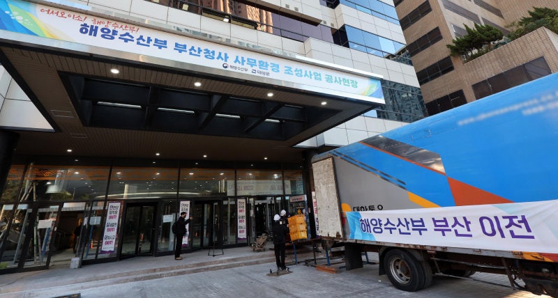 해수부 이삿짐 부산 첫도착… “상권 살아날것”