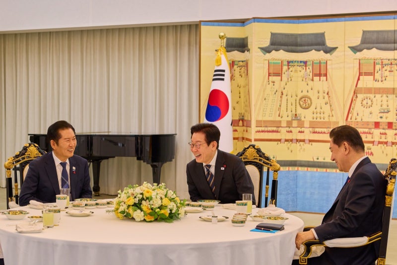정청래 만난 李 “개혁입법, 국민 눈높이로”