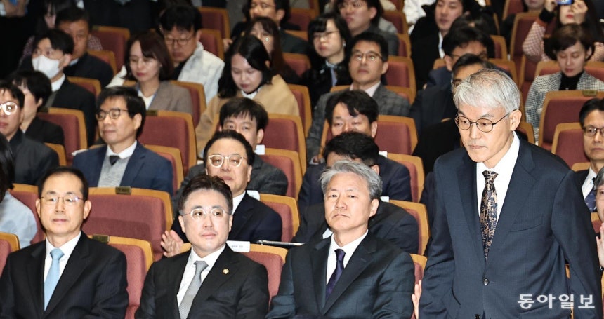 9일 오전 서울 서초구 서울법원종합청사에서 열린 ‘국민을 위한 사법제도 개편 공청회’에서 천대엽 법원행정처장(오른쪽)이 개회사를 하기 위해 단상으로 향하고 있다. 이번 공청회는 더