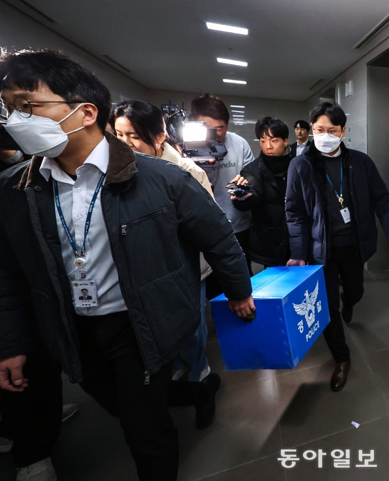 9일 서울 송파구 쿠팡 본사에서 개인정보 유출 사건 관련 압수수색을 마친 경찰이 압수품을 옮기고 있다.&#160;송은석 기자 silverstone@donga.com