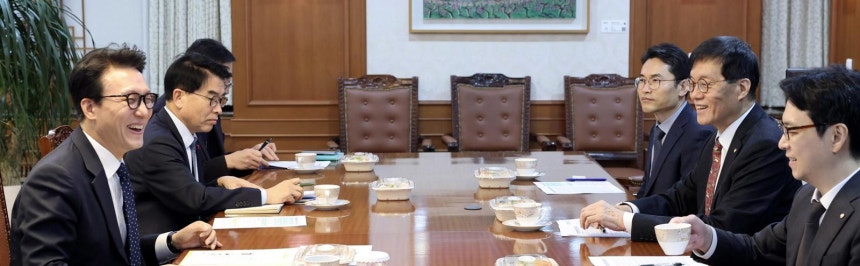 김민석 국무총리(왼쪽)가 9일 오전 정부서울청사 집무실에서 이창용 한국은행 총재(오른쪽에서 두 번째)와 만나 경제 현안 관련 의견을 나누고 있다. 국무조정실 제공