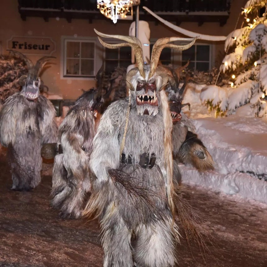 오스트리아의 전통적인 크리스마스 문화에 따르면 산타클로스 대신 성 니콜라우스가 착한 아이들에게 선물을 주고, 뿔이 달린 악마인 ‘크람푸스’(사진)가 못된 아이들을 혼내준다. 오스트