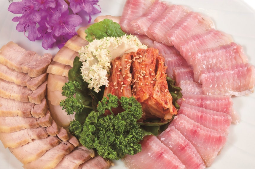 홍어,엿,콩나물밥,두부전이‘세계 최악의 음식’100선에 이름을 올렸다.콩나물밥 등의 선정에 누리꾼들은 “이해 불가” 반응이다.사진은 홍어 삼합의 모습.뉴스1