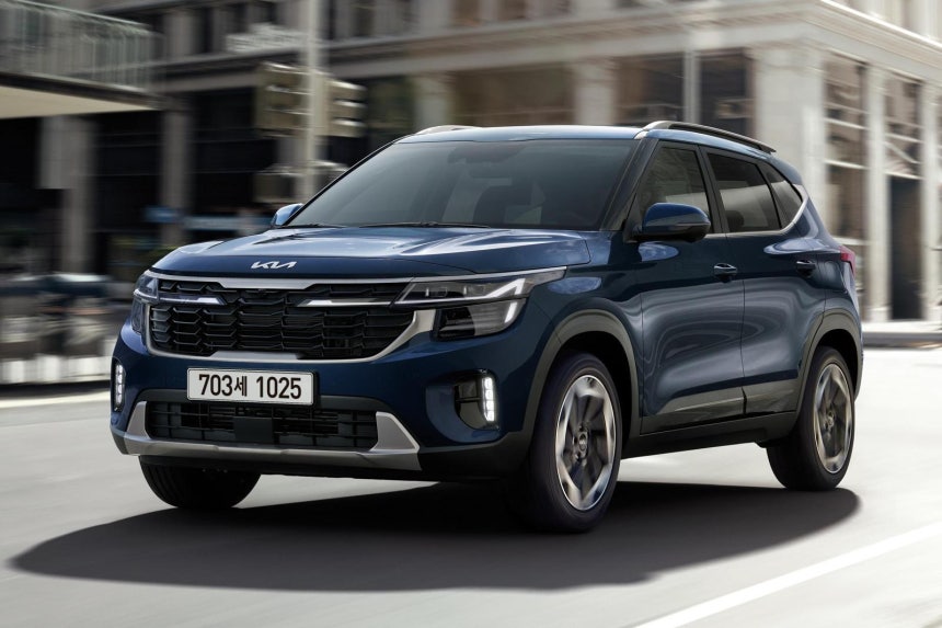  기아의 2025년형 소형 스포츠유틸리티차량(SUV) 셀토스가 도로를 주행 중인 모습.기아 제공