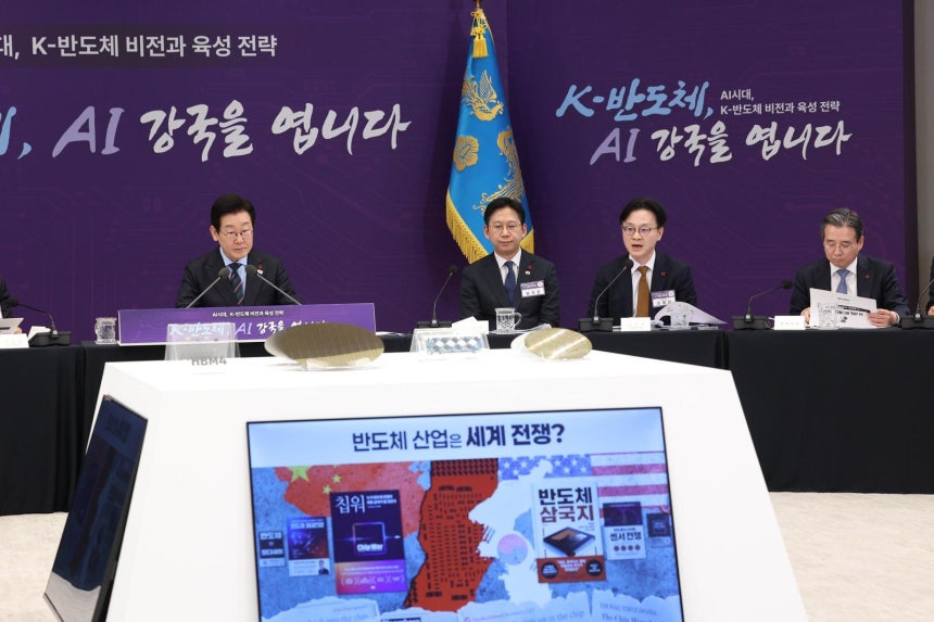 김정관 산업통상부 장관이 10일 용산 대통령실에서 열린 K-반도체 육성전략 보고회에서 발언을 하고 있다.&#160;2025.12.10&#160;대통령실사진기자단