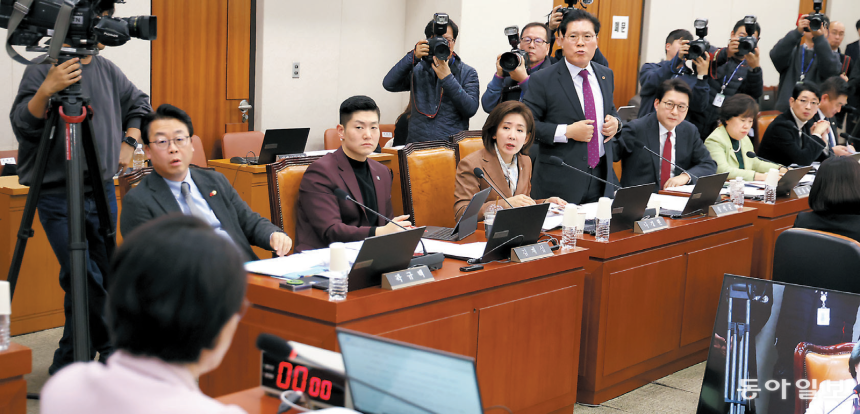 10일 서울 여의도 국회에서 열린 법제사법위원회 전체회의에서 국민의힘 의원들이 더불어민주당 소속 추미애 법사위원장에게 항의하고 있다. 여야는 전날 우원식 국회의장이 국민의힘 나경원