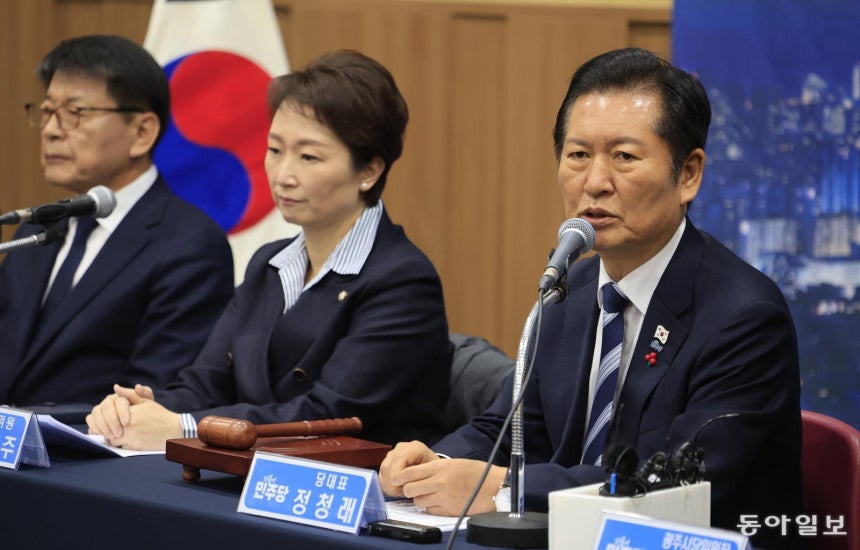광주서 현장 최고위 더불어민주당 정청래 대표(오른쪽)가 10일 광주 서구&#160;김대중컨벤션센터에서 열린 현장 최고위원회의에서 발언하고 있다. 정 대표는 이날 “독일처럼 1단계 